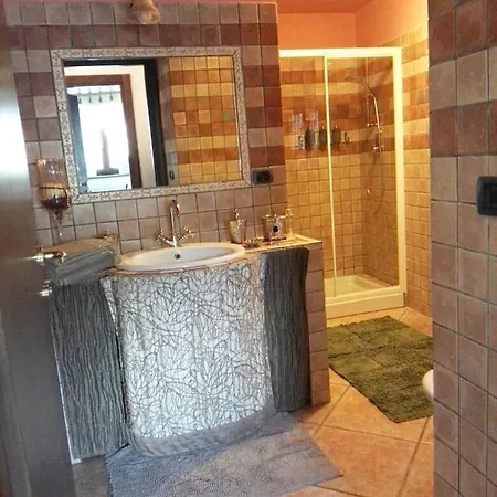2 Bedrooms House With Jacuzzy Enclosed Garden&wifi At *